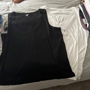 Black and white old navy every wear tank top v neck